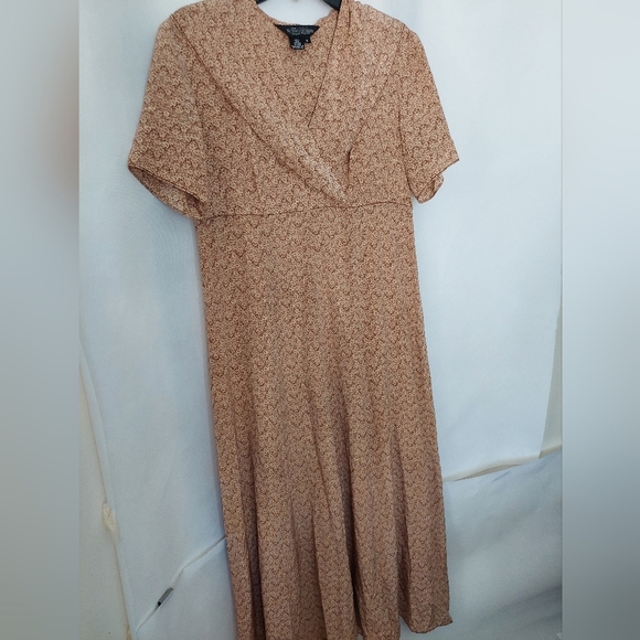 J. Peterman Dresses & Skirts - J. Peterman Silk Elaine Benes Style Tan Patterned Dress